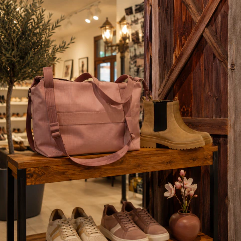 Schuhe und Tasche in der Boutique